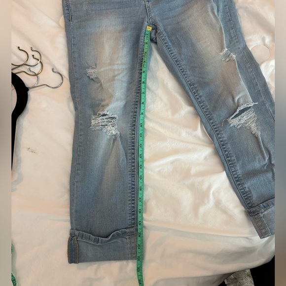 Wallflower Light Washed Denim Capris - Picture 6 of 6